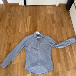 Randig skjorta från Ralph Lauren - Klassisk blå och vit randig skjorta från Ralph Lauren i slim fit och size M kom DM vid funderingar/? Kan gå ner i pris