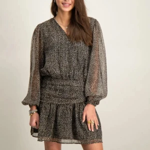 Kort leopardmönstrad klänning - Snygg kort klänning med leopardmönster och volang nertill. Aldrig använd i storlek 170 som en S. Skriv för egna bilder💗