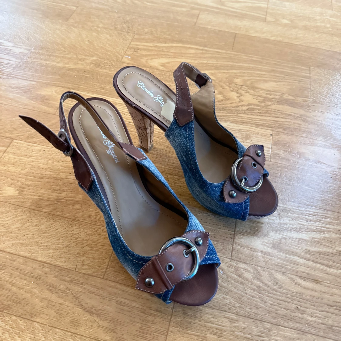 Jeansklackar med bruna detaljer - 1