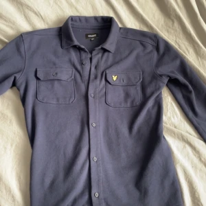 Lyle scott overshirt - Tja säljer nu denna feta Over shirten från lyle scott. Har använt den Max 4 gånger efter som den va för liten. Storlek är 14-15 och passar dig som är ungefär 176 cm och kortare. Skick 8/10.🔥