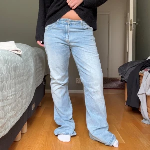 Ljusblå raka jeans från Zara - Säljer ett par ljusblå jeans från Zara med klassisk femficksdesign och raka ben. Perfekta för en avslappnad och trendig stil. Storlek 40 men funkar för många beroende på hur man vill att de ska sitta, t. ex lite mer oversize!! Använda typ en gång.