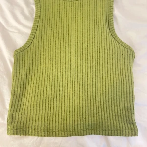 Ribbad grön linnetopp från Bershka - Snygg ribbad linnetopp från Bershka i en fräsch grön färg. Säljer i storlek S men skulle också passa en XS. 