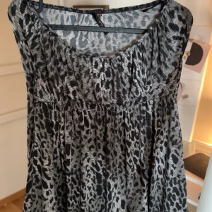 Topp - Tub topp, sitter fint och passar strlk M-L