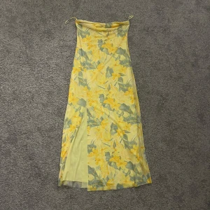 Blommig långklänning från Zara - En jättegullig och fin bandouklänning från zara med en slit på sidan😊använd en gång 