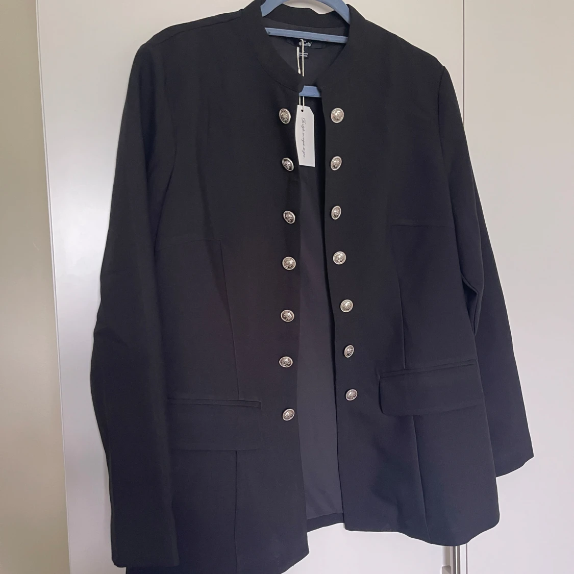 Svart rock med silverknappar - 3