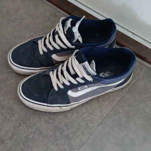 Marinblå vans skor  - Marinblå vans i bra skick lite slitna på sulan och en färg fläck syns på bild 3 pris kan diskuteras