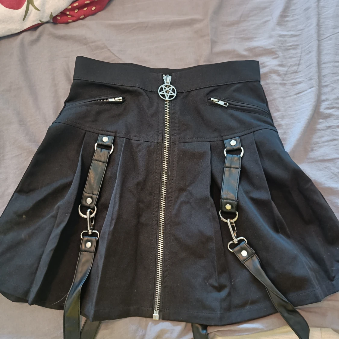 Svart kortkjol med straps från Killstar