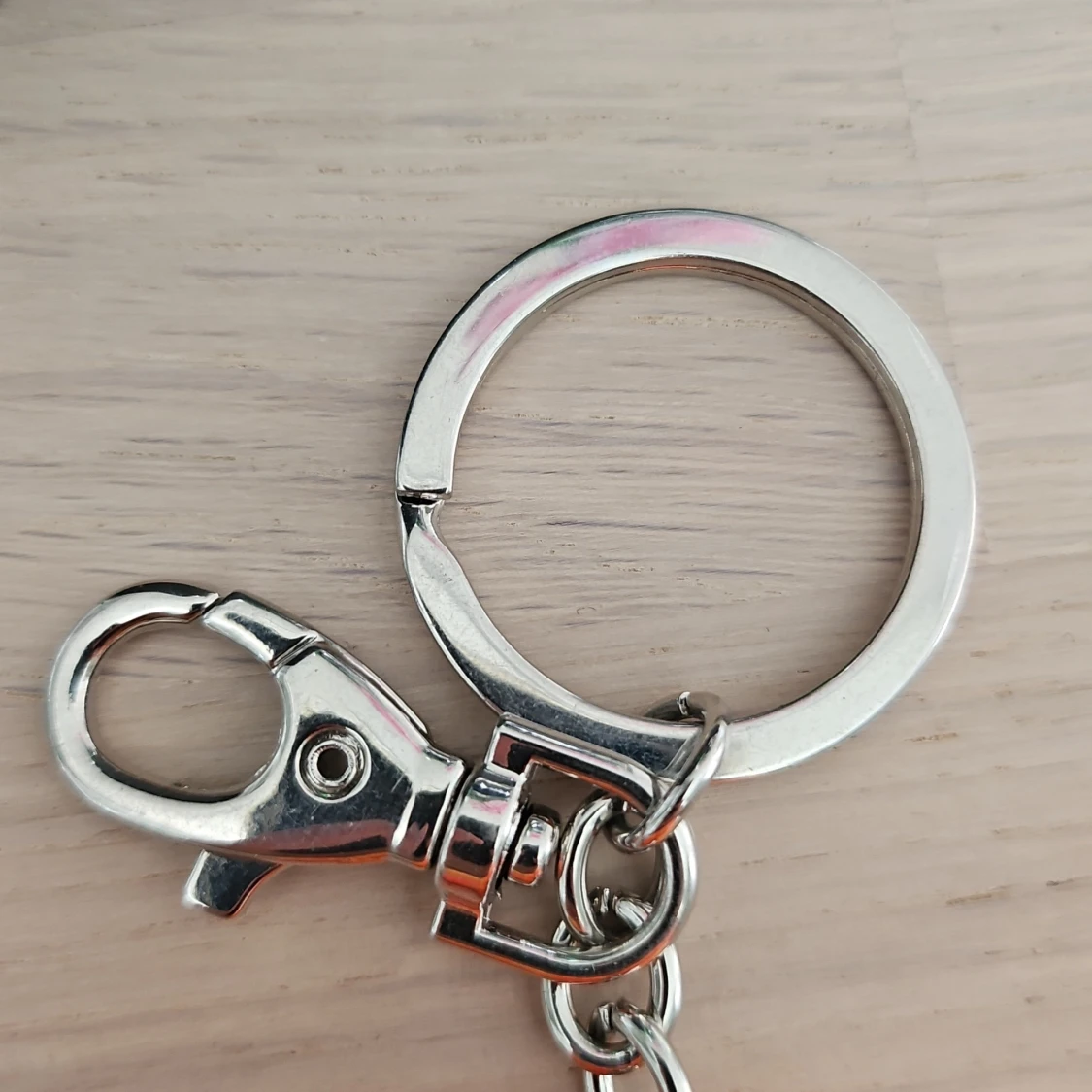 Färgglada pälsiga E-nyckelringar Tinka - 2