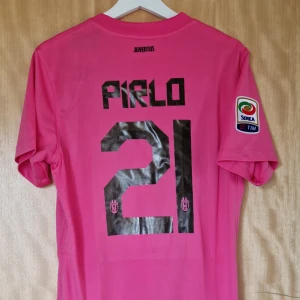 Andrea Pirlo fotbollströja Juventus  11-12 - Andrea Pirlo Juventus repIika fotbollströja 11-12. Helt ny med tag. Storlek: Medium
