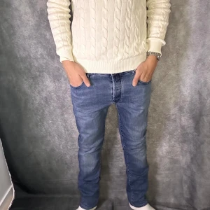 Jacob Cohen jeans - Mycket fint skick | Size 34, midja 34 längd 102 | modell 688 c Sitter slim straight | Nypris 5000-7000 vårt pris 1299 | Medföljer en duk