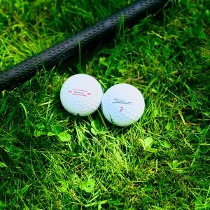 6st Titleist TruFeel - Titleist TruFeel är en av de mjukaste bollarna från Titleist, skapad för att ge dig en skön bollkänsla, god kontroll och riktigt bra längd i slagen. I detta 6-pack får du en mix av bollar i A- och B-klass – perfekt för dig som vill spela smart och spara pengar.