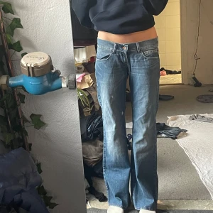 Lågmidjade jeans - Bra skick! Mått: midjemått rakt över 42,5 grenhöjd 18 benöppning 25,5 innerbenslängd 84,5 cm❤️ jag är 180