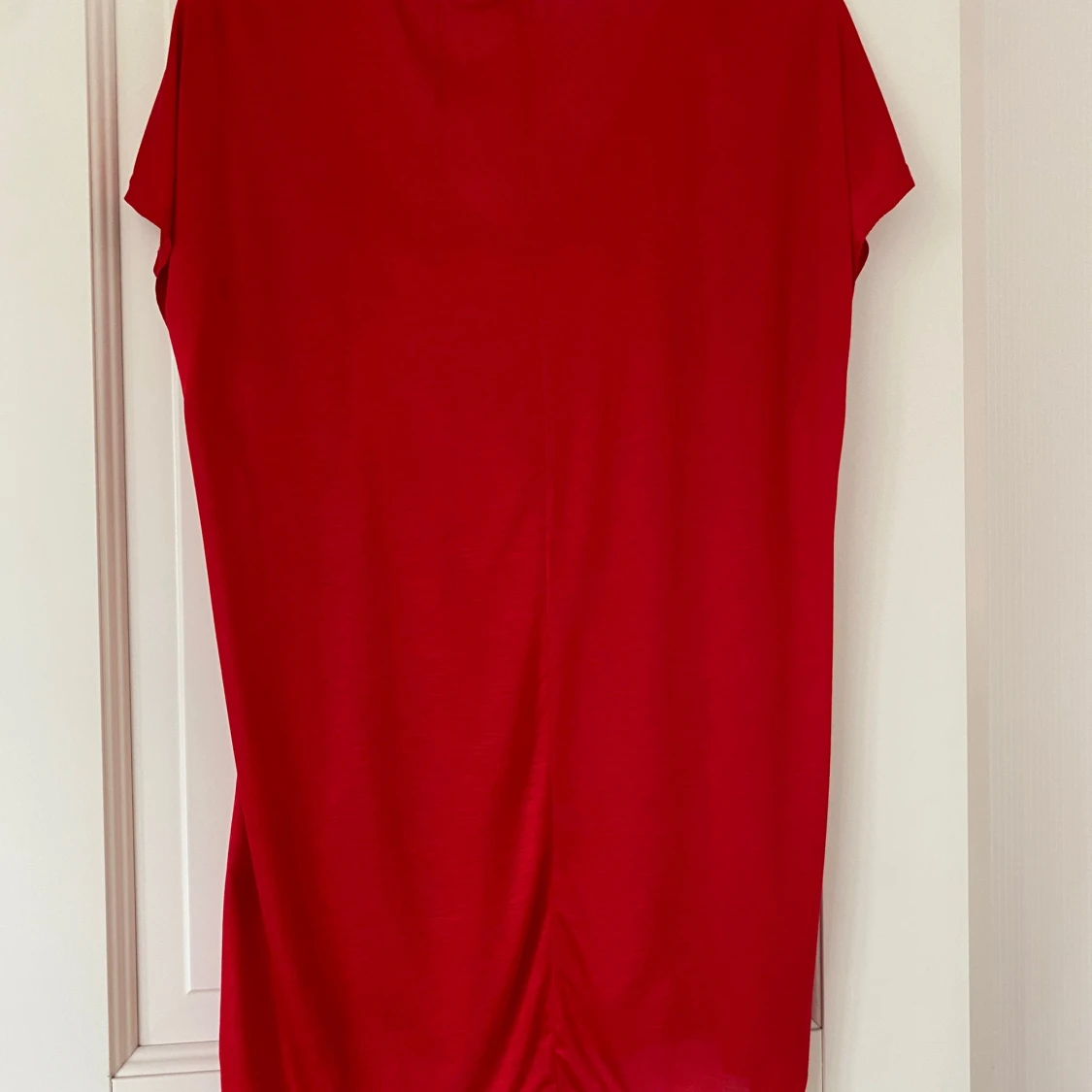 Röd v-ringad t-shirt från Isay - 2