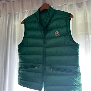 Moncler gui väst - Tja. Säljer av min gröna moncler gui då ja inte använder den. Den är sjukt snygg och perfekt nu på sommaren. Inget slitage alls på den! :) den är i storlek 2 som motsvarar M tror ja!