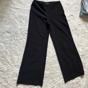 Svarta wide byxor från ONLY - Snygga svarta byxor från ONLY i storlek 36. De har en hög midja och vida ben för en trendig och avslappnad look. Perfekta att styla med sneakers eller boots. Materialet känns mjukt och följsamt. Skriv för fler bilder🩷