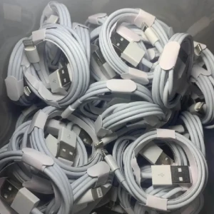 iPhone laddare  - Helt oanvända och funkar mycket bra. Över 50+ inne och 1m långa. 35kr styck 🙌