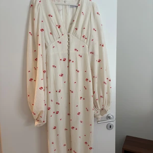 Adoore Positano Dress  - Superfin långklänning från Adoore i vit med små röda blommor. Endast använd en gång, den är som ny! 🌷