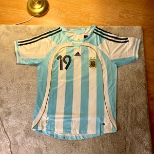 Ny Argentina Messi fotbollströja S - Säljer en ny retro Messi Argentina t shirt i storlek S. Du har 2 dagar på att returnera om du är missnöjd eller om den inte passar 👌. 
