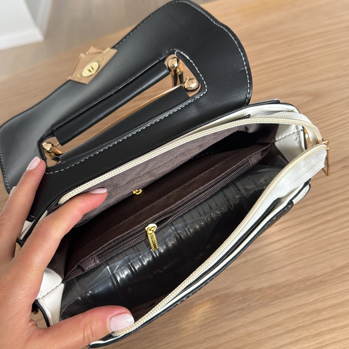 Svartvit handväska med gulddetaljer - 2