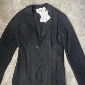 Svart kavaj från ÀVORA, storlek 38 - Svart  kavaj från ÀVORA i storlek 38. Ny med prislapp