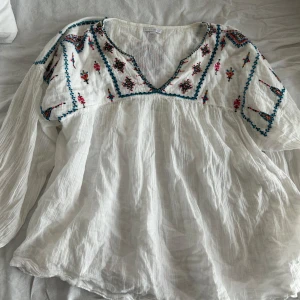 Fin sommarblus - Jättefin blus som köptes från sellpy som jag aldrig fått andvändning av, andvönts ett fåtal gonger men är i perfekt skick. Köptes för 300!