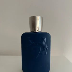 Parfums de Marley Percival - Säljer denna välkända och exklusiva parfym från Parfums de Marley. Percival är en fräsch och aromatisk doft som passar för varje dag, året runt. Ca 110-115ml kvar i flaskan. Kvitto finns dock ej förpackning.