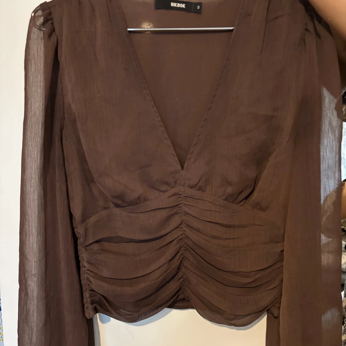 Brun blus med v-ringning från Bik Bok