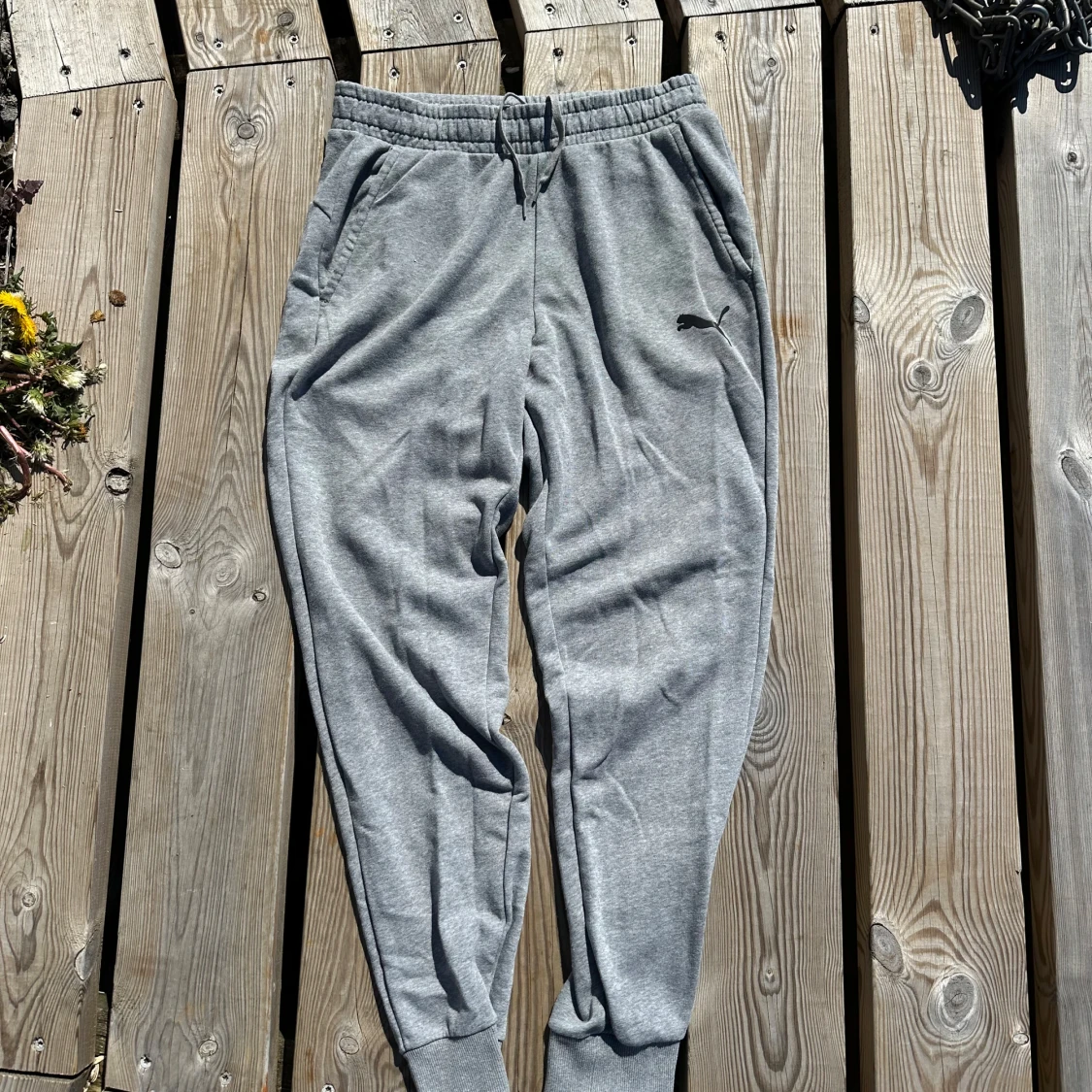 Grå mjukisbyxor från Puma