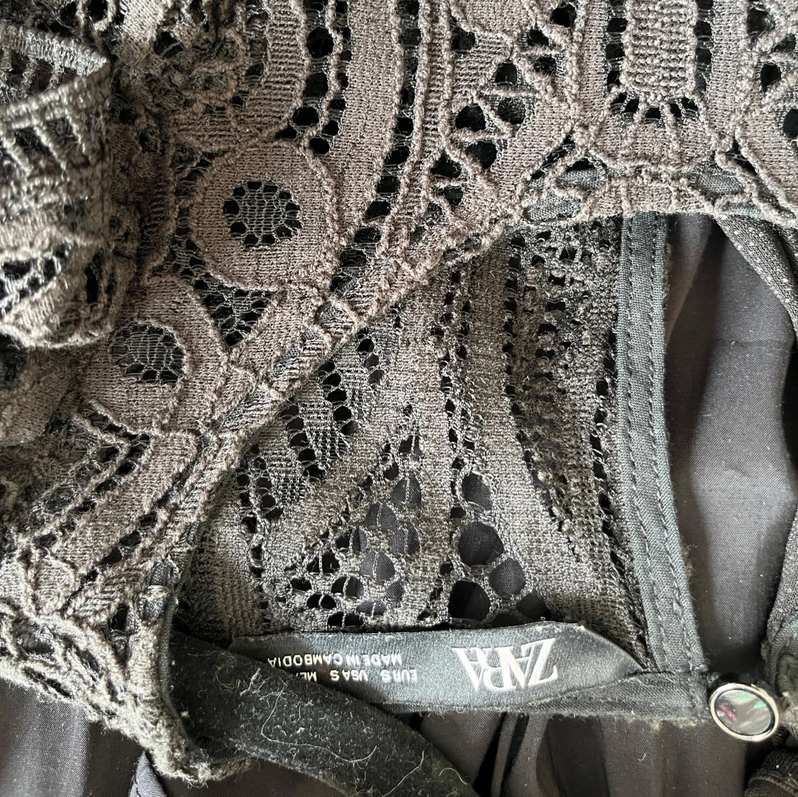 Svart spetsblus med volang från Zara - 2