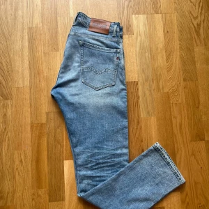 Replay jeans - Hej! Säljer nu dessa supersnygga och fräscha jeans från Replay. Endast testade, det vill säga i princip perfekt skick. Säljer då de sitter för tight. Hör av dig vid minsta fråga eller fundering!