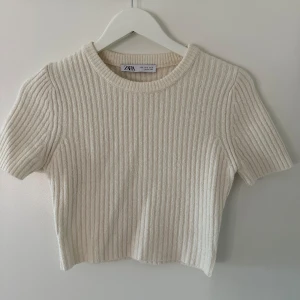Beige ribbad croppad topp från Zara - Superfin croppad topp från Zara i beige med ribbad struktur. Säljer då den inte kommer till användning☺️