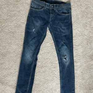 Dondup George  - As feta o trendiga jeans för bra pris, storleken är 28 men passar 29, skriv vid funderingar