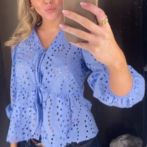 Blå blus från Newyorker - Jättefin somrig blå blus från New Yorker köpt för några månader sedan i Köpenhamn💞 