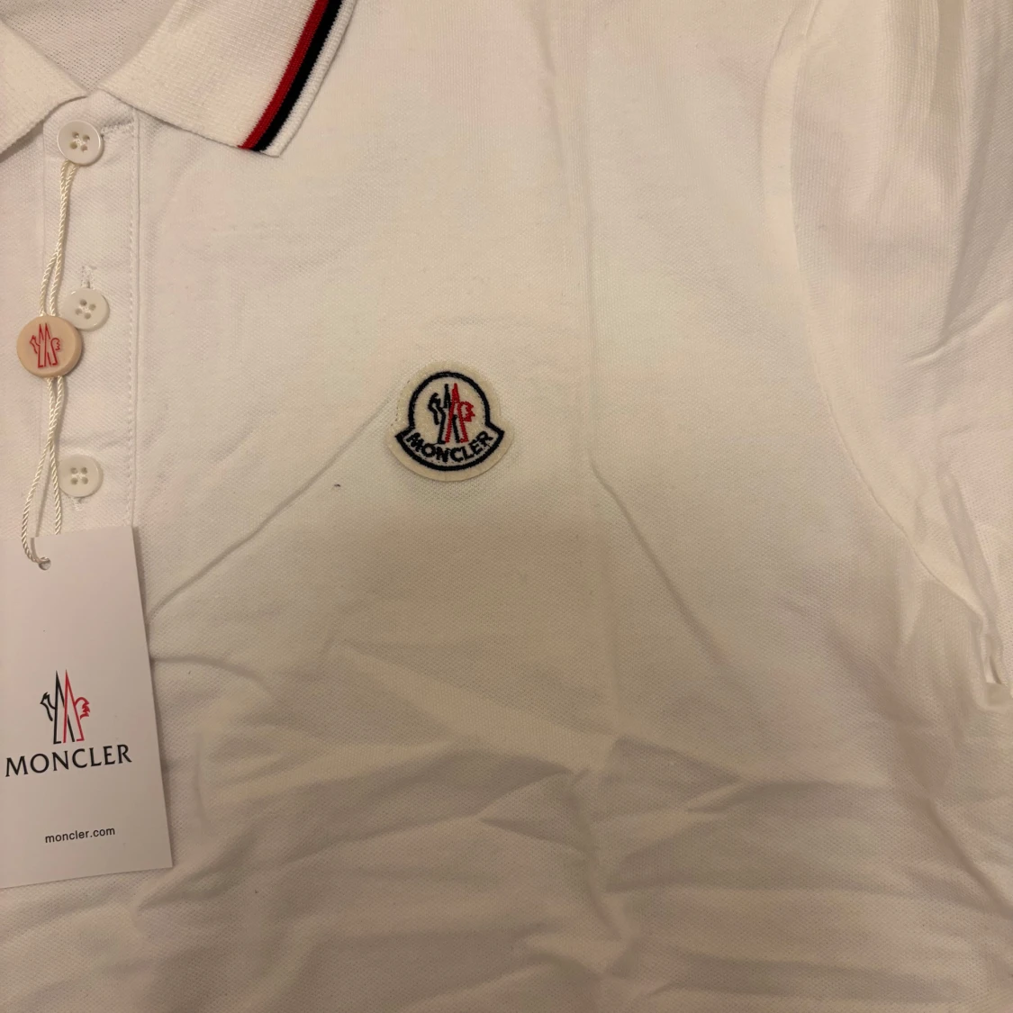 Vit Moncler pikétröja med ränder - 1