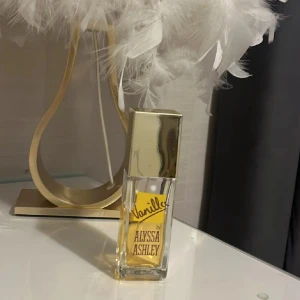 Alyssa Ashley Vanilla parfym - Säljer en söt och krämig parfym från Alyssa Ashley med doft av vanilj. Cirka halva kvar 50ml.