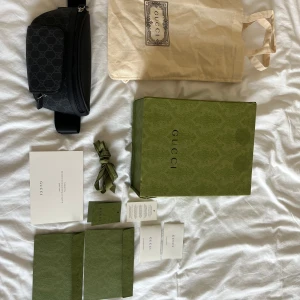 Svart Gucci midjeväska - Då är det dags att sälja den Gucci midjeväska. Knappt använd, inga skador. Skick 10/10. Pris går att diskutera vid en snabb affär. Allt og följer med.