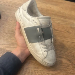 Valentino sneakers  - Valentino skor i okej skick, du vet varför priset är som de är, för mer info skriv i pm, tillbehör dustbag ä
