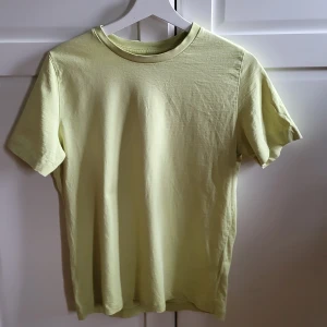 Ljusgul t-shirt från BikBok - En ljust limegrön t-shirt från BikBok i stadig bomull. Modellen heter Perfect t-shirt. Normal i storlek, knappt använd. Se bild 2 för bättre färgåtergivning.
