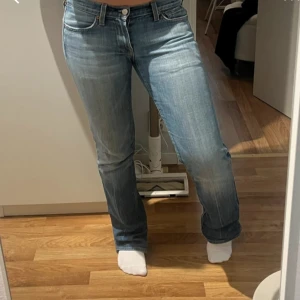 Lågmidjade jeans - Jättesnygga lågmidjade jeans som är försmå för mig. Jag är 168cm och passar i längden. Midjemåttet 80 cm❤️ Innebenslängd 84 cm😊