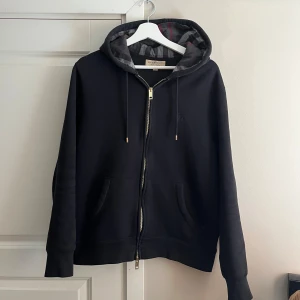 Burberry tröja  - Hej ! Säljer denna fina Burberry tröja i jätte fint skick, 8,5/10 skick, äkta så klart, kvitto finns, storlek L men sitter som M, hör av er vid intresse !