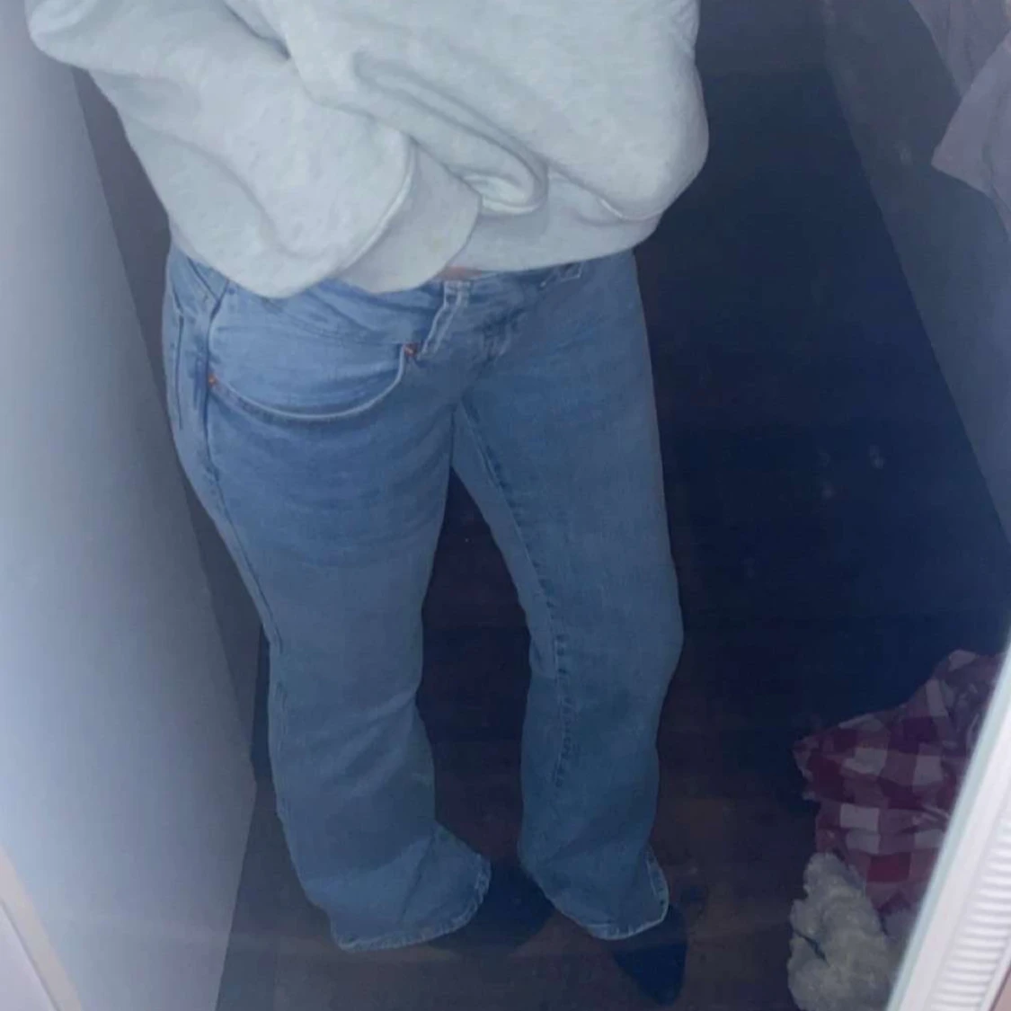 Blå jeans med broderad detalj - 1