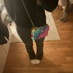 Kurt Geiger väska  - Säljer nu denna otroliga Kurt Geiger väska. Kom privat för fler bilder💗 väskan har tappat nån liten Sten som knappt syns. Därav priset 900 kronor. Ordinarie pris: 3000 kronor 