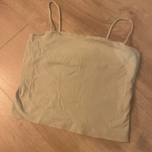 Linne - Ljusgrönt linne från ginatricot, med spagetti band. Går även stoppa in så det blir som ett bandeau linne