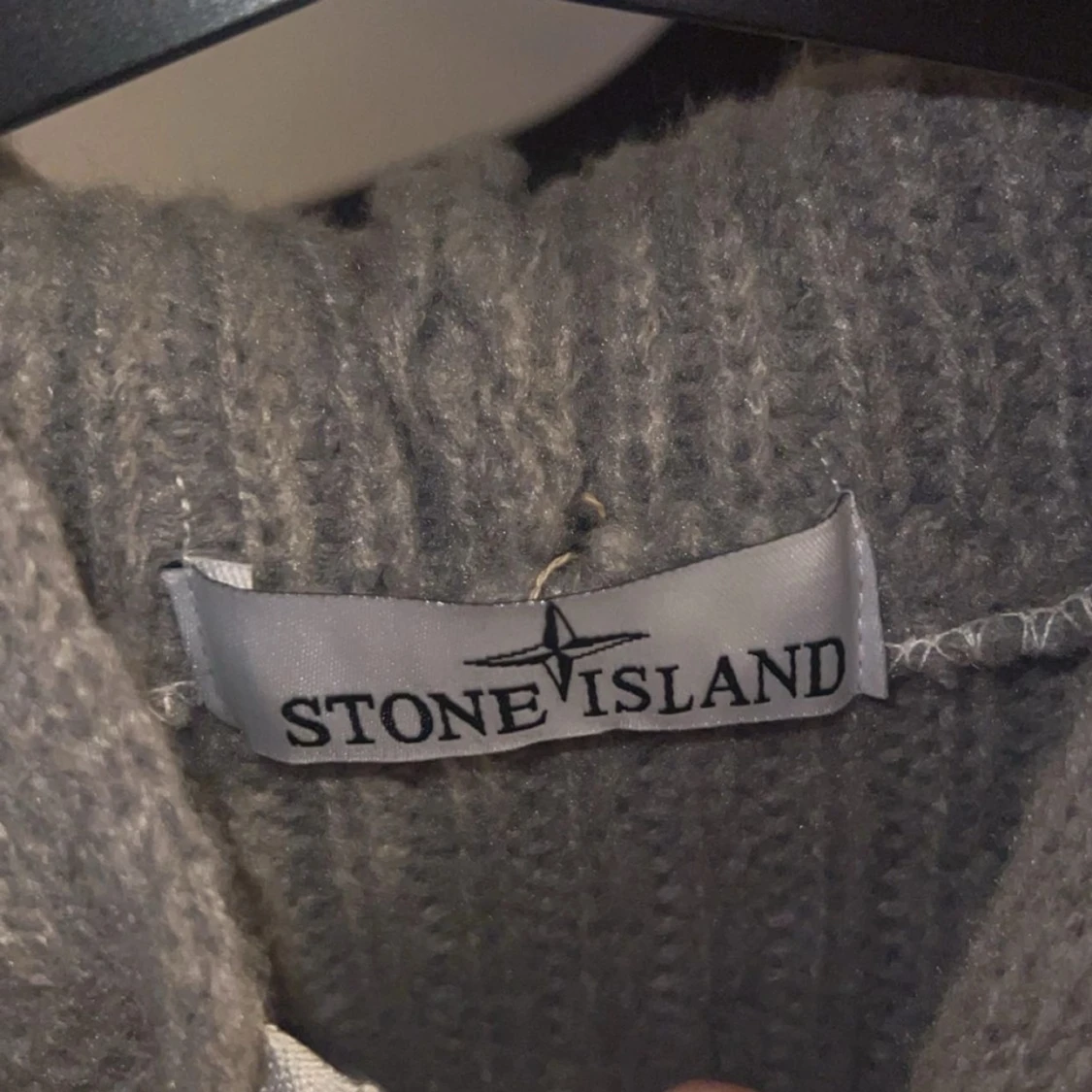 Grå stickad tröja från Stone Island - 3