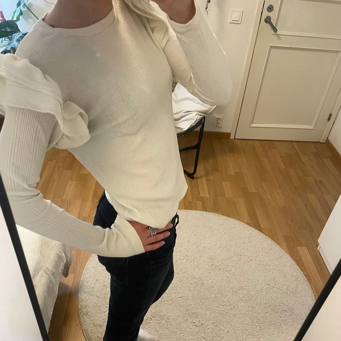 Vit ribbad tröja med volangdetaljer - 1