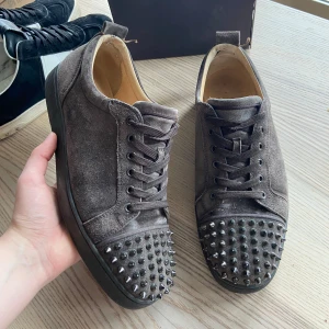 Christian Louboutin skor - Intressekoll på mina galet snygga Christian Louboutin skor! Skick 8,5/10 - lite slitna på insidan av hälen, samt några skrapade nitar. Nypris 8000kr, mitt pris endast 3199kr! Inget OG medföljer. Hör av er vid funderingar. 
