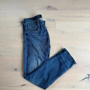 Replay anbass  - Blås jeans från Replay i modellen Anbass och storlek 32/32. 