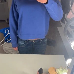 Blå sweatshirt - Säljer en klassisk blå sweatshirt med rund hals och långa ärmar. Skitsnygg!