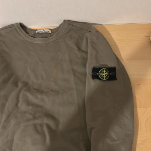 Stone Island Crewneck - Tja! Säljer en  as snygg olivgrön tröja från Stone Island  Storlek L men passar M (beroende på längd) och den är självklart 100% äkta. Skönheten är i utomordentligt skick och nypriset ligger på 3599. Först till kvarn är det som gäller!🤝 
