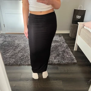 Svart långkjol - Snygg svart långkjol i ett mjukt och stretchigt material med tight passform. Knappt använd💗